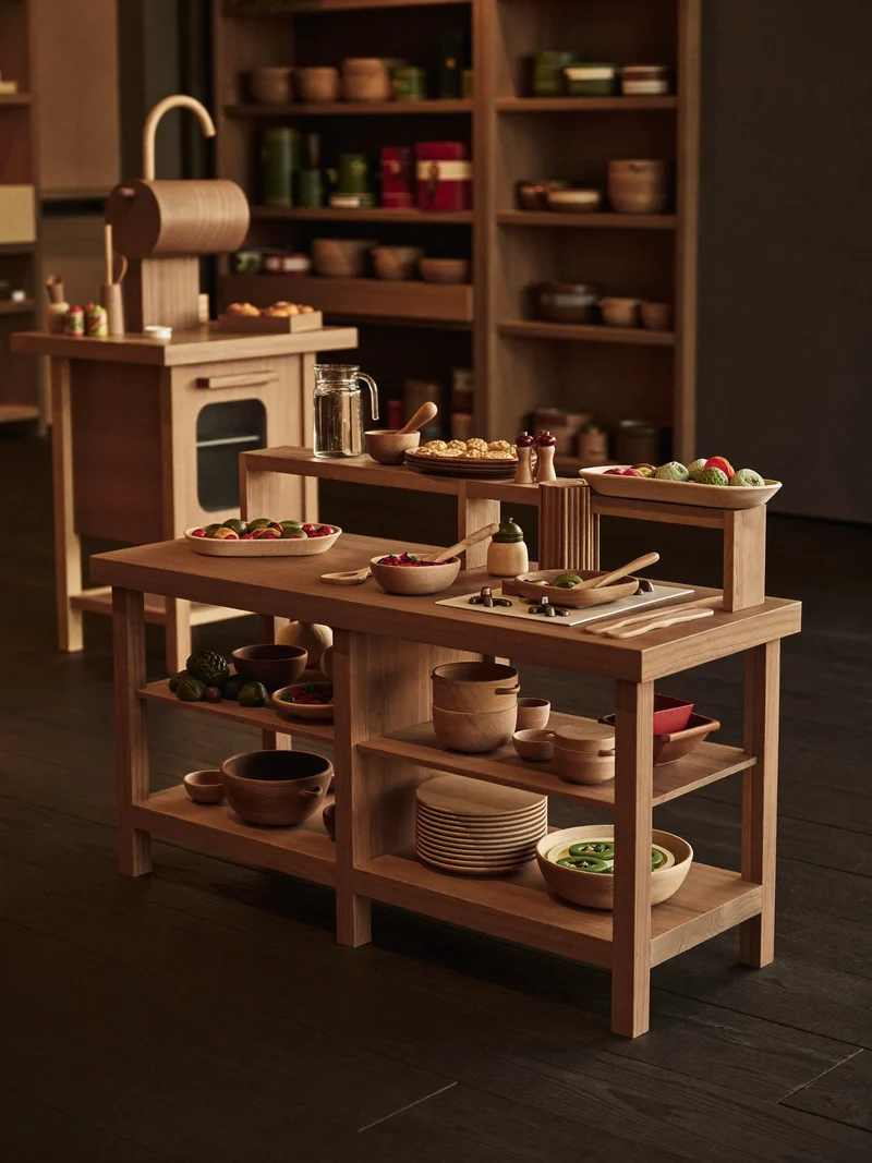 Petite cuisine d'imitation en bois avec aliments sans marque sur un sol sombre
