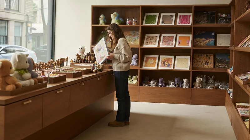 Intérieur de boutique de jouets avec étagères en bois, éclairage tamisé, sans enseigne lisible